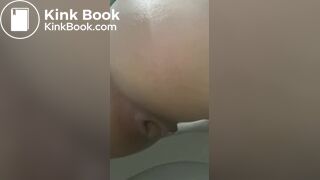NOVINHA BRASILEIRA CAGANDO GOSTOSO NA PRIVADA MAIS NO T