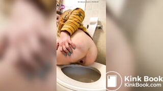 Girl pooping on toilet - video 417