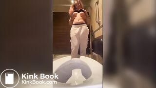 girl pissing and poping in the Toilette - video 4