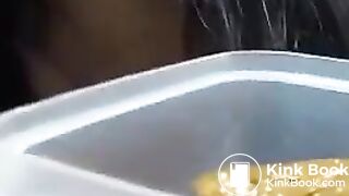 Caga nella ciotola