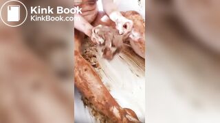 girl messy scat play 3/3
