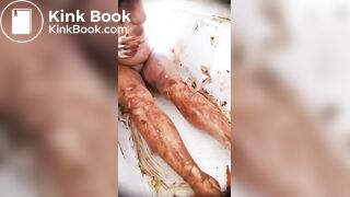 girl messy scat play 3/3