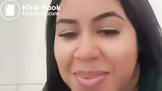 Brazilian woman urgently diarrhea on work toilet