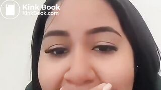 Brazilian woman urgently diarrhea on work toilet