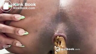 black woman shows her ass while pooping - video 3