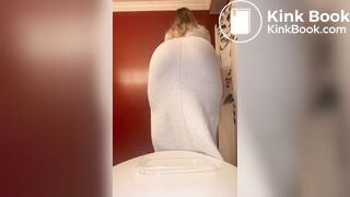 Sexy girl shitting a big one