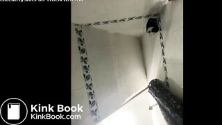 Camgirl fucking her shitty ass in the shower