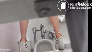 girl pissing and poping in the Toilette