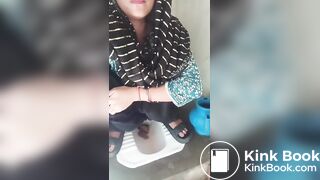 Indian Girl Pooping - video 4
