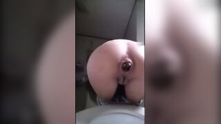 girl pissing and pooping in the Toilette - video 5