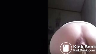 girl pissing and pooping in the Toilette - video 5