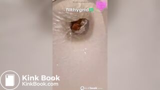 Kitty big splash on toilet