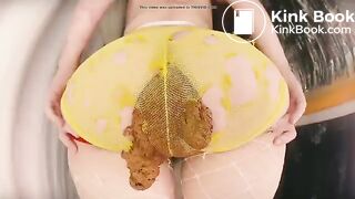 Retarded whore smears her shit on her ass.