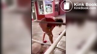 Russa cagando no chão