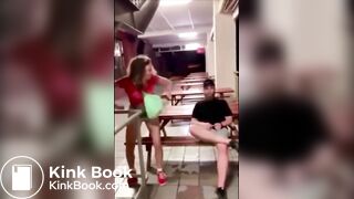 Russa cagando no chão