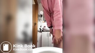 girl poopjng in the Toilette