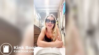 bionda fa la cacca in bagno
