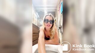 bionda fa la cacca in bagno