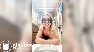 bionda fa la cacca in bagno