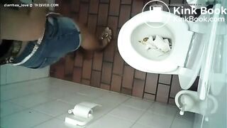 girl pooping in the Toilette - video 4