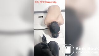 Ragazza cinese nutre un cagnolino con una ciotola piena