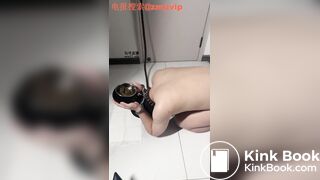 Ragazza cinese nutre un cagnolino con una ciotola piena