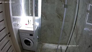 GIRL DESPERATE PEE AND PLOPS