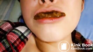 Esposa masticando su caviar