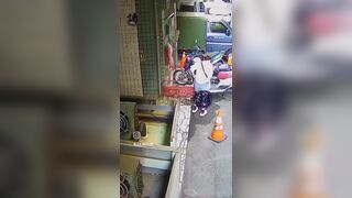 Japan girl public poop