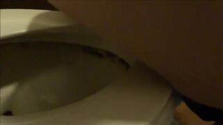 Girl pooping - video 848