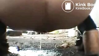 Girl pooping - video 859