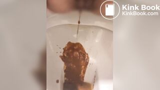女性がトイレで下痢を放出する