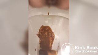 女性がトイレで下痢を放出する