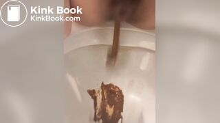 女性がトイレで下痢を放出する