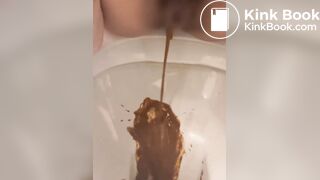 女性がトイレで下痢を放出する