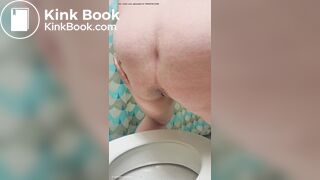 Saggy Fat Whore takes a shit