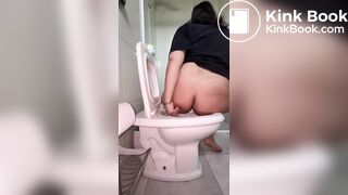 Brasileira cagando na privada muita merda