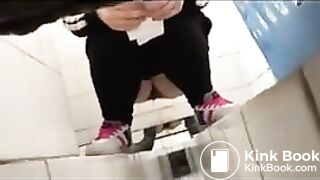 spy camera asian girl pee and shit.video_1366