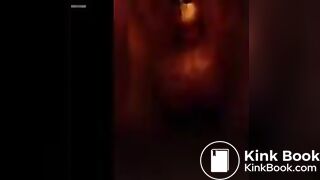 La ragazza caga al buio. Si sentono i plops