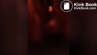 La ragazza caga al buio. Si sentono i plops