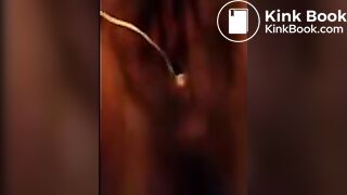 La ragazza caga al buio. Si sentono i plops