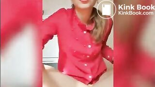 Chica bonita cagando en el suelo