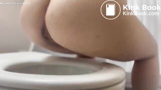Girl pooping - video 727