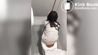 CHICA EN EL BAÑO