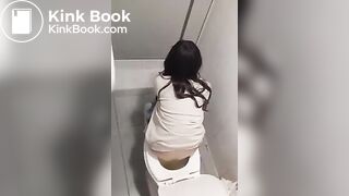 CHICA EN EL BAÑO