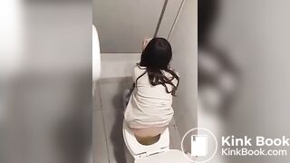CHICA EN EL BAÑO