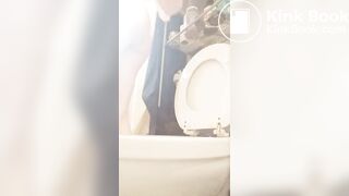 curvy girl pooping