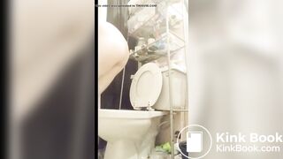 curvy girl pooping