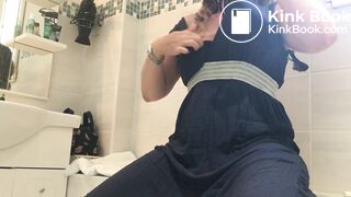 Milf talks dirty about her pooping