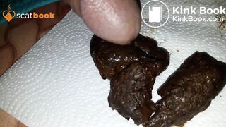 Faire un gros caca et puis être un sale garçon, masturbation avec étalage fécal et éj